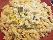 Una foto de pasta de tornillo con pechuga de pollo