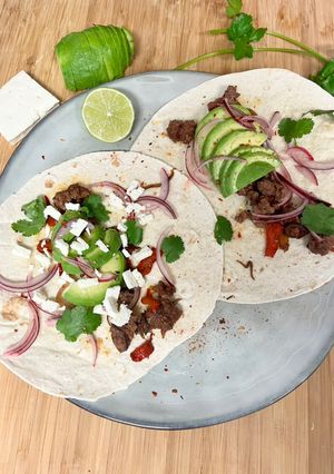 Une photo de Fajitas au bœuf et pickles d’oignon rouge
