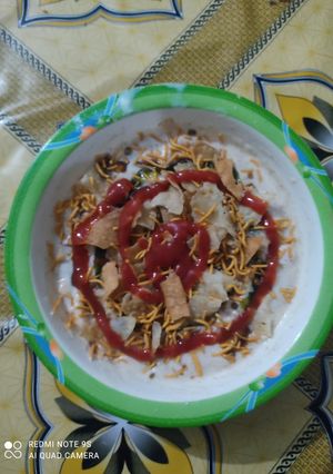A picture of Dahi phulki chat.