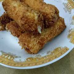 A picture of Roti keju sosis.