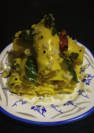A picture of Khandvi.