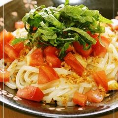 A picture of Cold Salad-Style Udon Noodles with Tomatoes and Shiso Leaves.
