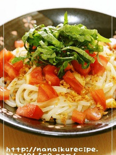 A picture of Cold Salad-Style Udon Noodles with Tomatoes and Shiso Leaves.
