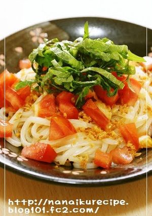A picture of Cold Salad-Style Udon Noodles with Tomatoes and Shiso Leaves.