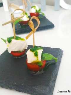 Una foto de Pinchos de ensalada caprese y rúcula con vinagreta de albahaca