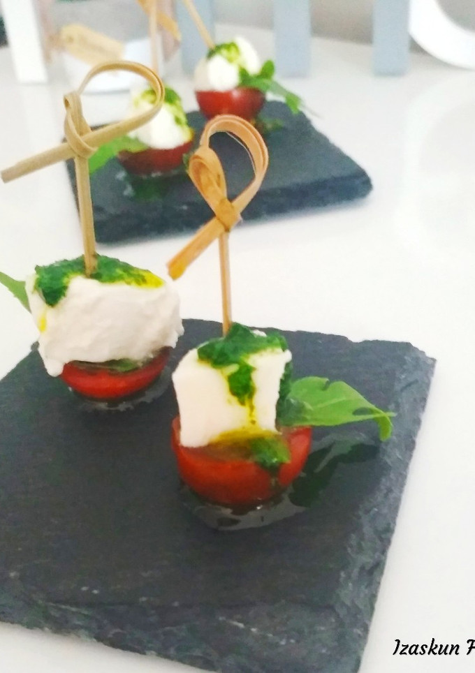 Una foto de Pinchos de ensalada caprese y rúcula con vinagreta de albahaca