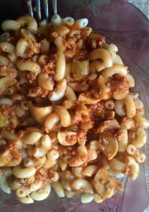 A picture of macaroni with bolognese sauce.
