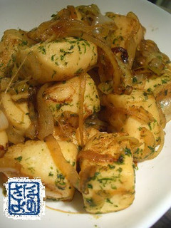 A picture of Sautéed Hanpen Seasoned with Mentsuyu and Ao-nori Seaweed.
