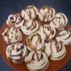 A picture of Cinnamon roll cupcakes.