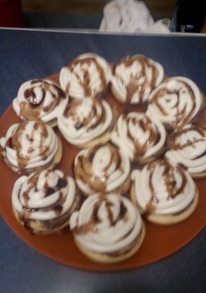 A picture of Cinnamon roll cupcakes.