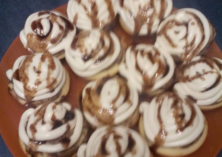 Cinnamon roll cupcakes