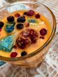 Gazpacho de melón cantaloup con frutos rojos