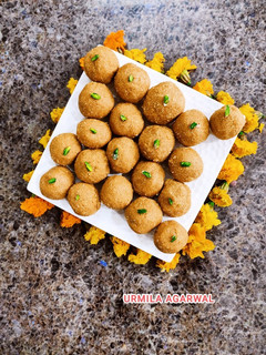 बेसन के लड्डू (besan ke ladoo recipe in Hindi) रेसिपी मुख्य फोटो
