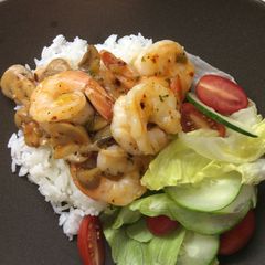 A picture of Shrimp with mushroom in butter sauce.