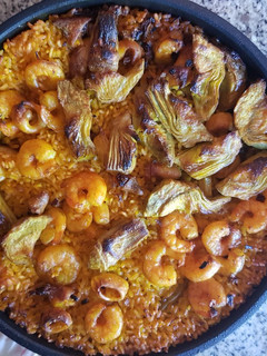Una foto de Paella con calamares alcachofas y langostinos 35