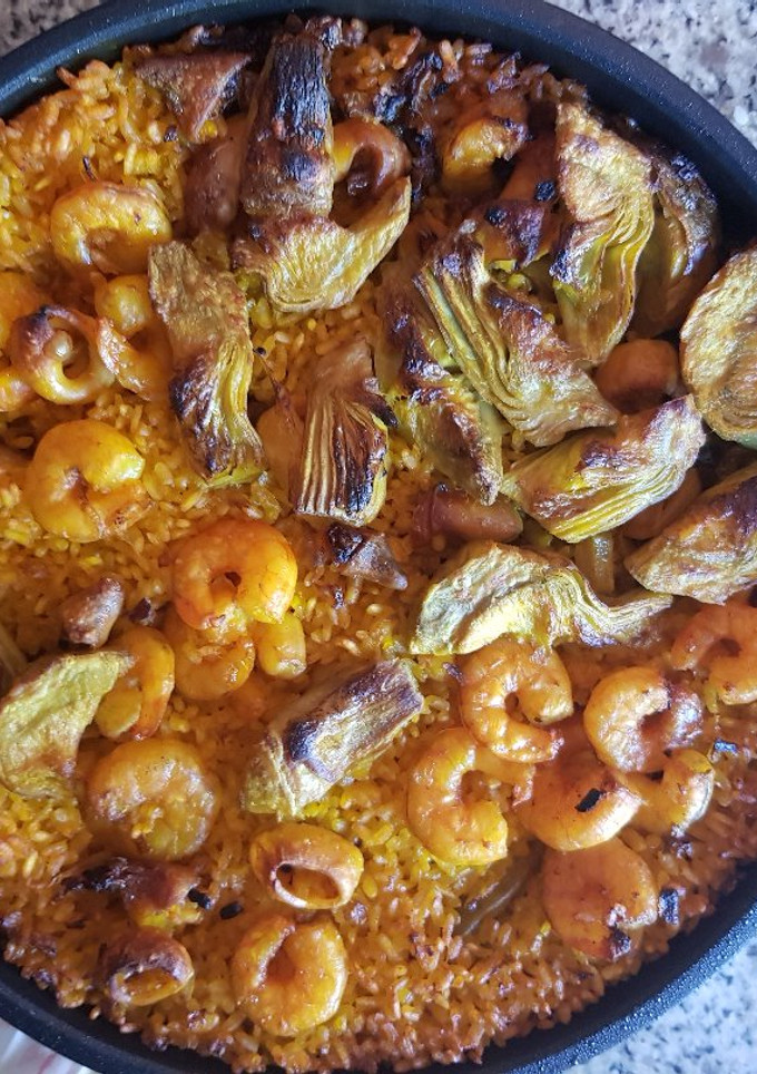 Una foto de Paella con calamares alcachofas y langostinos  35