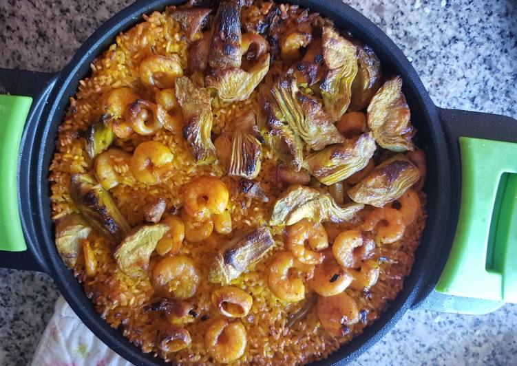 Paella con calamares alcachofas y langostinos  35