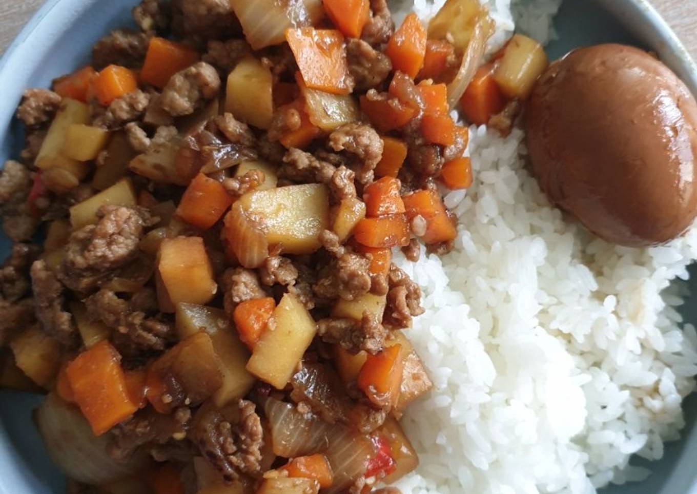 Braised minced pork with potato and carrot