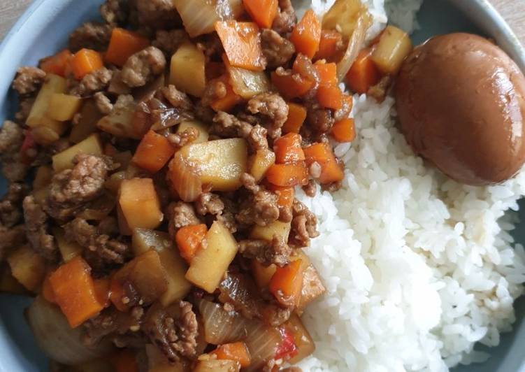 Braised minced pork with potato and carrot