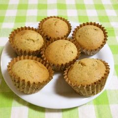 A picture of Fluffy Tea-Flavored Cupcakes.