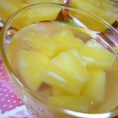 A picture of Wobbly Jelly with Canned Pineapple.