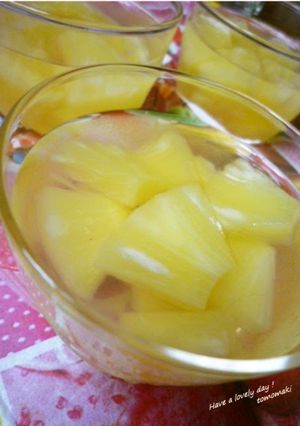 A picture of Wobbly Jelly with Canned Pineapple.