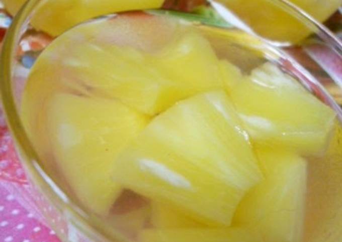 Wobbly Jelly with Canned Pineapple