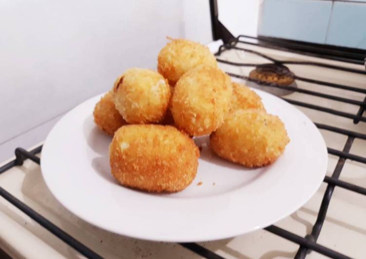 Cara Membuat Crocodile Kentang (Kroket keju dengan Racik Perkedel Instan) yang Gurih