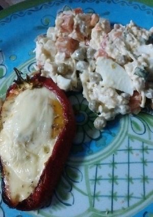 Una foto de Morrones al horno con huevo, queso cremoso y mayonesa de ave