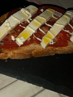 Foto principal de Torrada con tomate natural y queso fresco