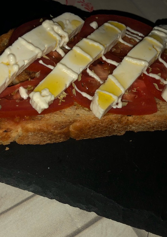 Una foto de Torrada con tomate natural y  queso fresco