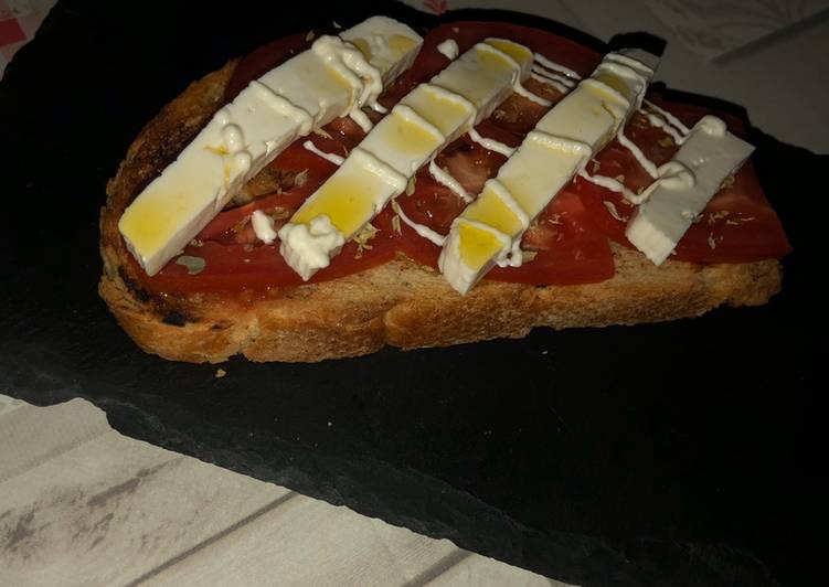 Torrada con tomate natural y  queso fresco