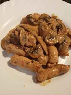 Una foto de Salchichas con champiñones