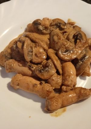 Una foto de Salchichas con champiñones