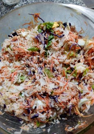 Una foto de Ensalada de arroz con verduras y atún