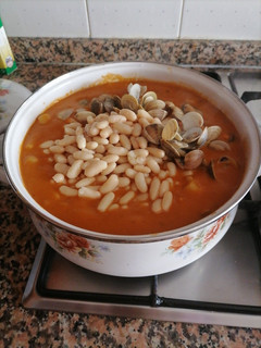 Una foto de Alubias con anillas de calamar y mejillones