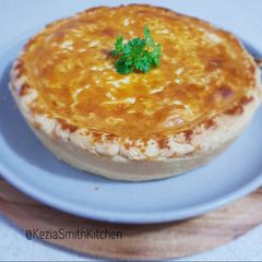 A picture of Beef steak and Kidney Pie.