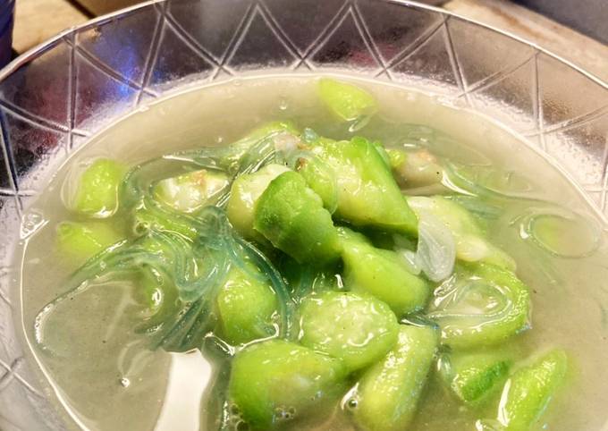 Langkah Mudah untuk Menyiapkan Sup oyong dengan soun, Lezat Sekali