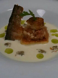 Una foto de Tartar de salmón con gazpacho de coco