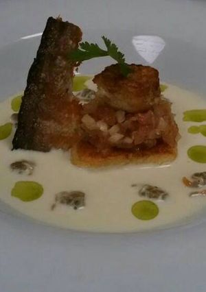 Foto principal de Tartar de salmón con gazpacho de coco