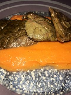 Una foto de Hígado de ternera al ajillo con salsa de tomate