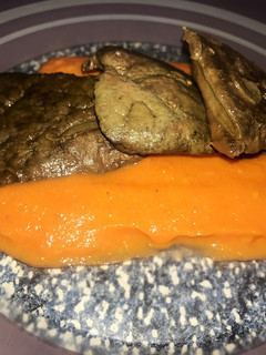 Una foto de Hígado de ternera al ajillo con salsa de tomate