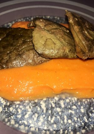 Una foto de Hígado de ternera al ajillo con salsa de tomate