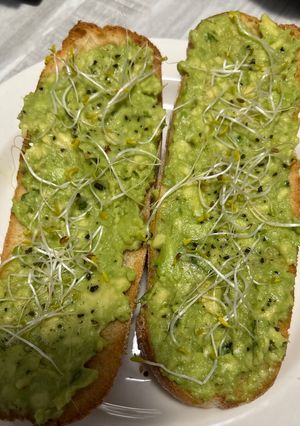 Una foto de Tostadas con Aguacate