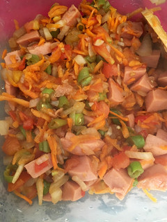 Una foto de Ensalada con verduras y salchichón de pollo