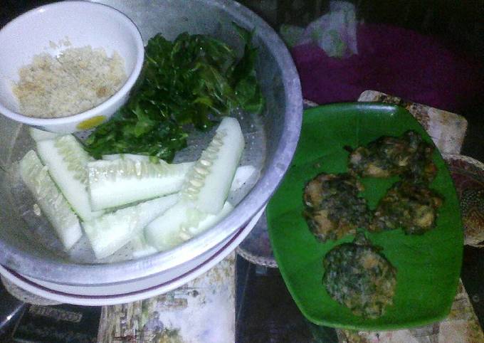 Sayur Gudangan Daun Singkong n Bakwan Tempe Daun Singkong.. By:Erni Hartanti. Amd😍😘