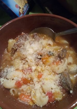 Una foto de Sopa de fideos y carne o guiso con carne