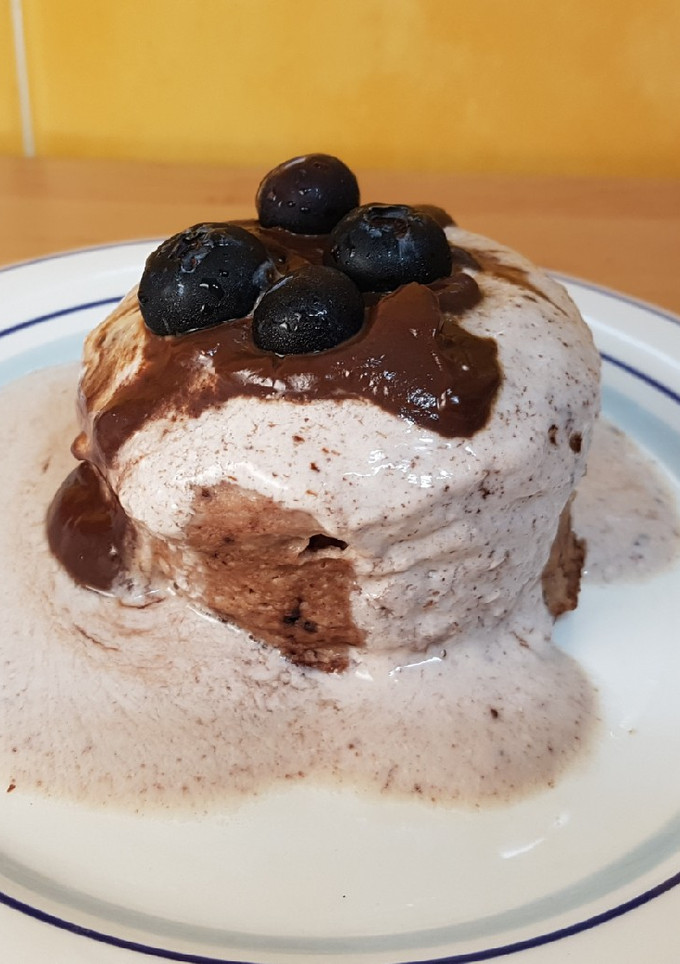 Una foto de Mug cake selva negra