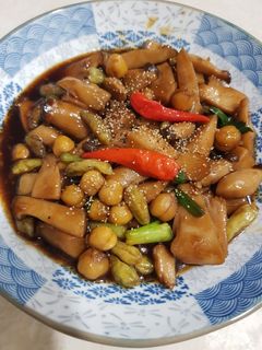 Hình của món Nấm đùi gà kho đậu gà.