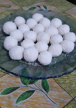 Una foto de Bolitas de coco y leche condensada